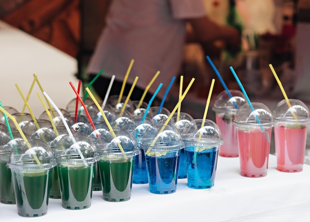 Foto estande de comida ao ar livre na rua com diferentes bebidas festival local de comida de rua