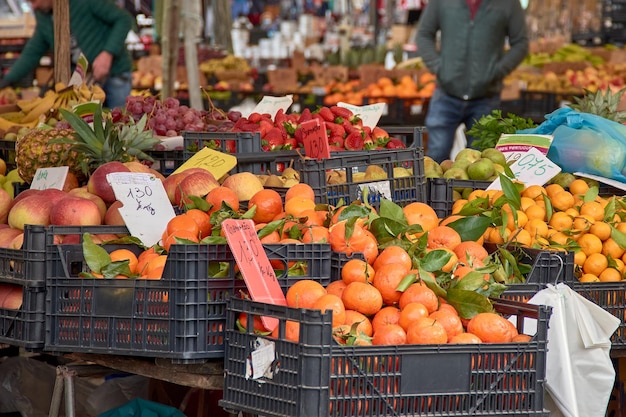 Foto estande de frutas na feira de barcelos, em portugal