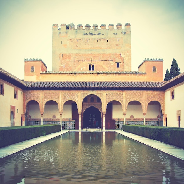 Estanque de la Alhambra, obra maestra de la arquitectura morisca (siglo XIV). Estilo retro filtrado