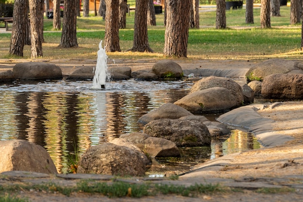 Estanque artificial con fuente en un jardín público