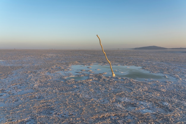 Estanque burbujeante en las llanuras de sal del lago Asale en la depresión de Danakil en Etiopía, África