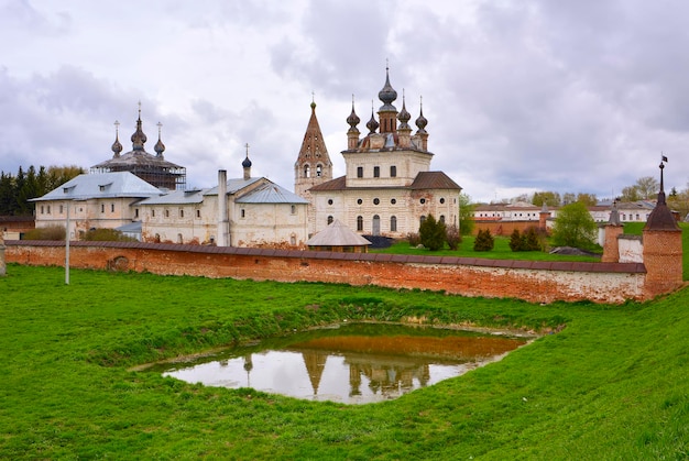 Estanque cerca del antiguo Kremlin