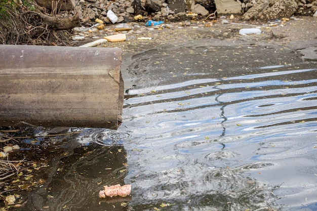 Estanque contaminado. Desagüe, escombros, espuma de poliuretano en el agua...