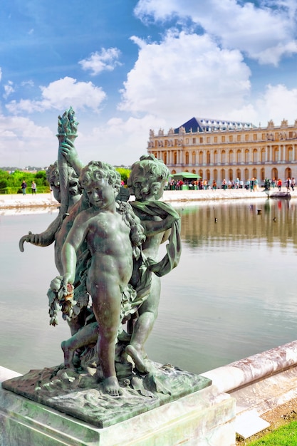 Estanque frente a la residencia real de Versalles cerca de París en Francia.