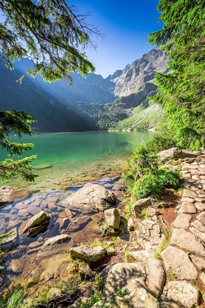 Estanque de hermosas montañas al amanecer Polonia Europa