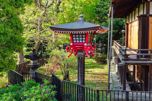 El estanque de Shinobazu y el templo de Benten Hall en Ueno, Tokio, Japón