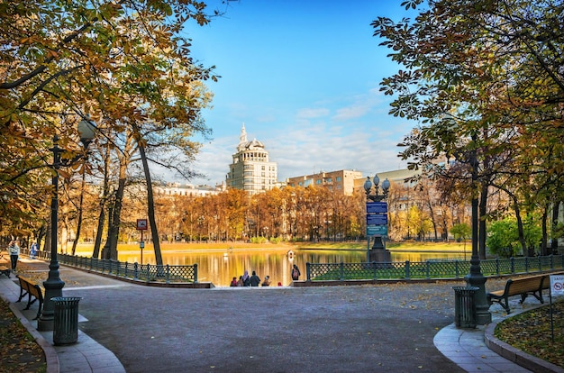 Estanques del Patriarca en un día soleado de otoño patos y cisnes blancos Moscú