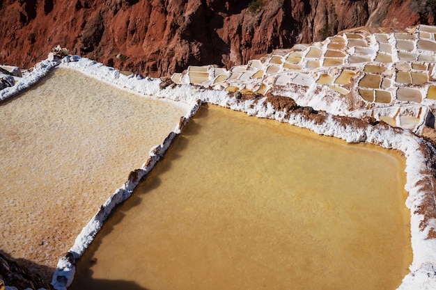 Foto estanques de sal de maras ubicados en el urubamba, perú