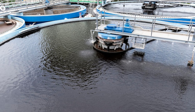 Estanques de tratamiento de aguas residuales de plantas industriales