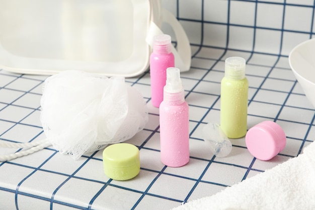 Un estante en el baño con productos de cuidado.