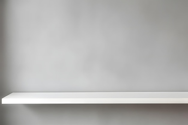 Un estante blanco vacío sobre un fondo de pared gris para exhibir o montar sus productos Foto de alta calidad
