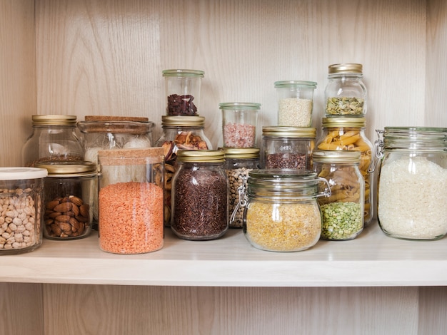 Foto estante en la cocina con varios cereales y semillas.