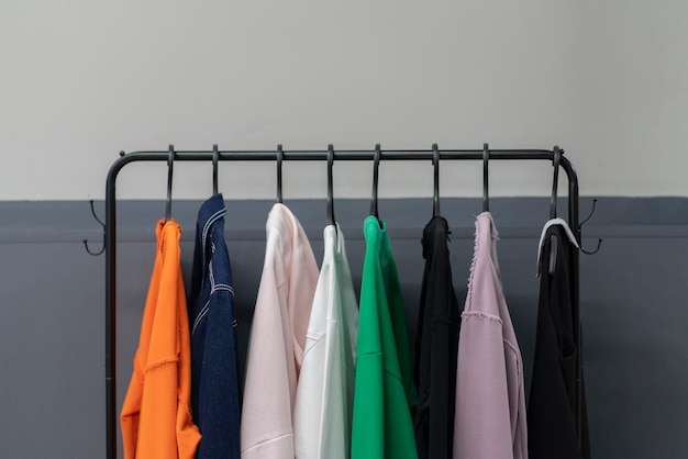 estante para colgar ropa con ropa textil casual en el hogar