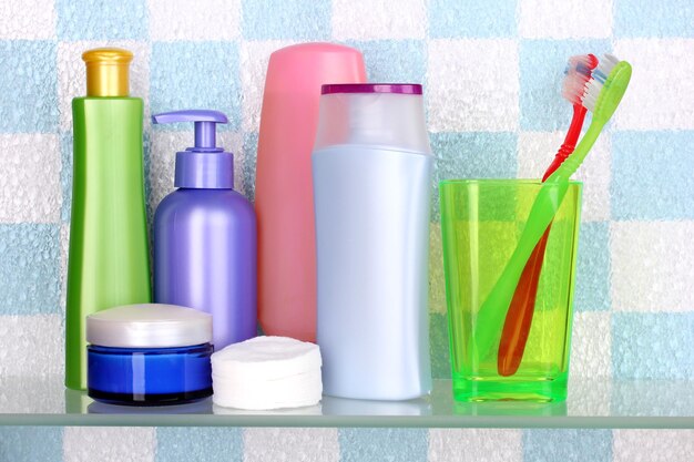 Estante con cosméticos y artículos de tocador en el baño.