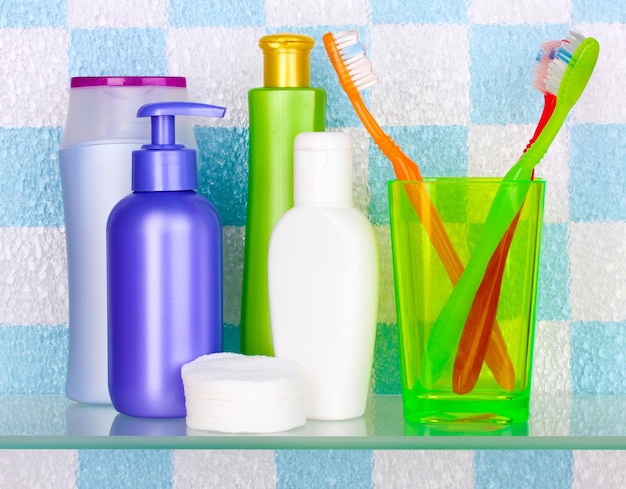 Estante con cosméticos y artículos de tocador en el baño.