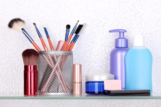 Estante con cosméticos y artículos de tocador en el baño.