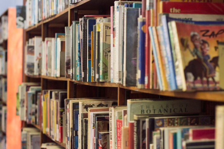 Foto estante de livros em uma biblioteca