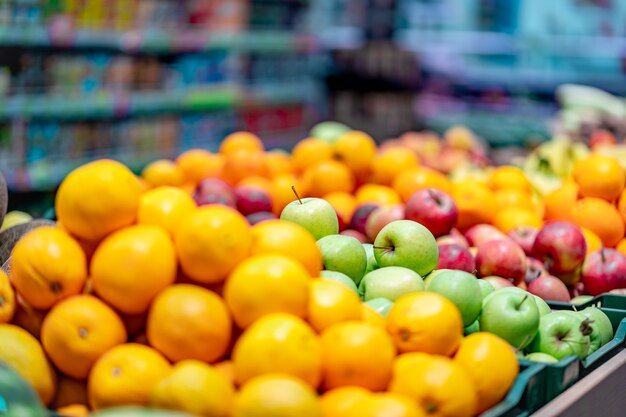 Estante con fruta fresca madura en supermercado. Compras de comestibles