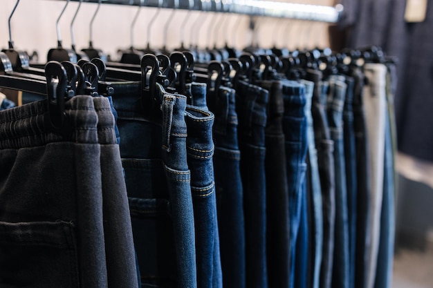 Estante con jeans en una tienda de ropa diferentes jeans en un hambre