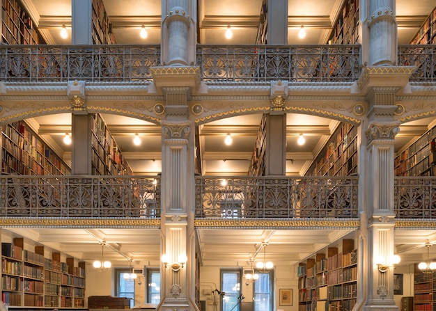 Foto estante de libros dentro de una biblioteca pública