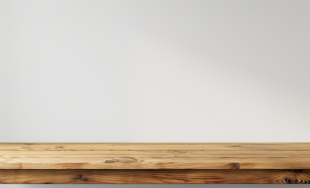 Un estante de madera contra una pared blanca