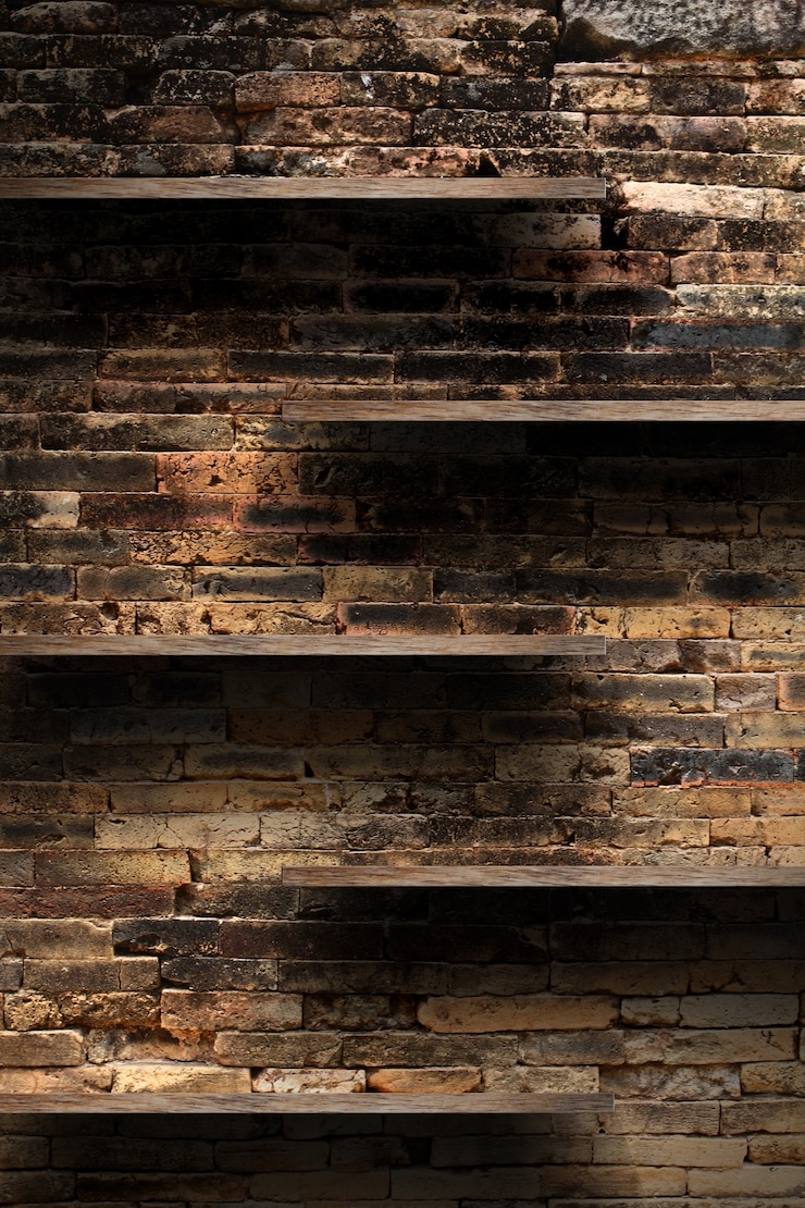 Foto estante de madera en el fondo de la pared de ladrillo antiguo