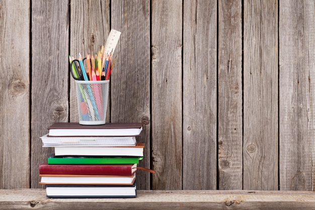 Estante de madera con libros y suministros.