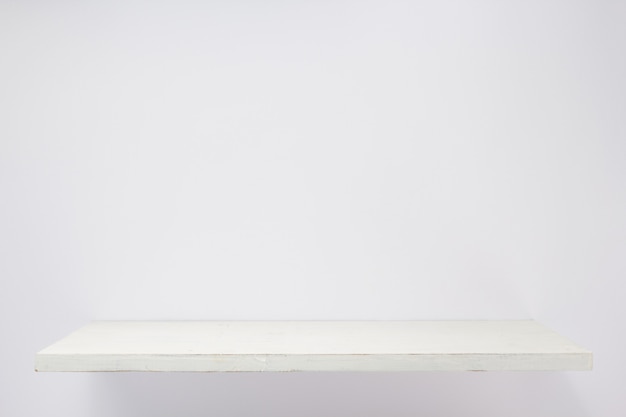 Foto estante de madera en la pared de textura de fondo blanco