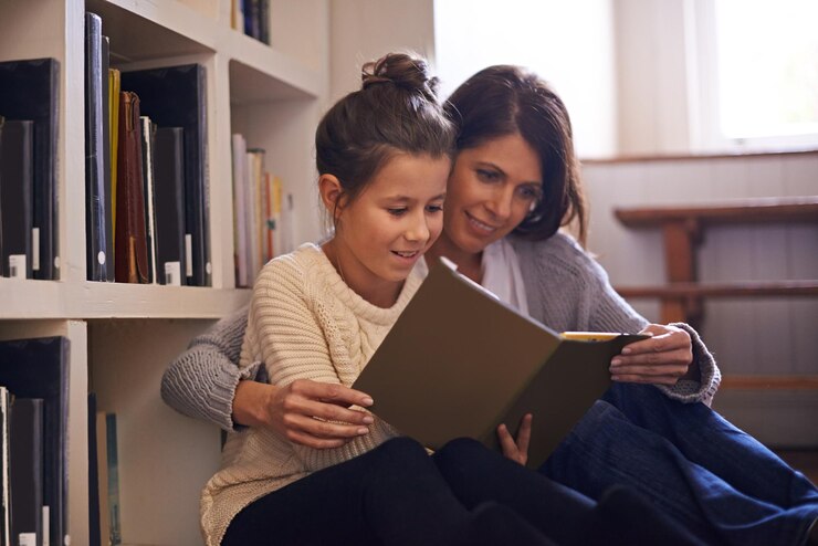 Foto estante mãe e menina com leitura no chão linguagem e ajuda para estudar com educação mãe filha ou criança com história com literatura fantasia ou desenvolvimento para aprender na casa da família