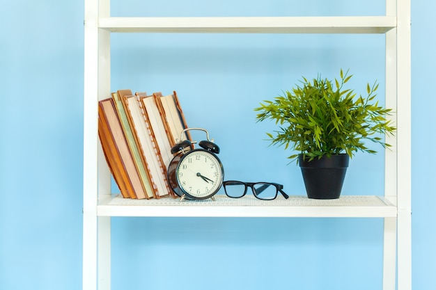 Estante de metal blanco con libros