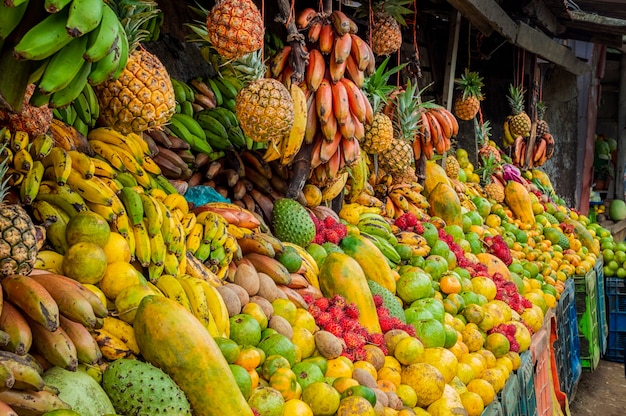 Estante de muchas frutas concepto de puesto de frutas frescas de frutas y venta de alimentos saludables de diversas frutas