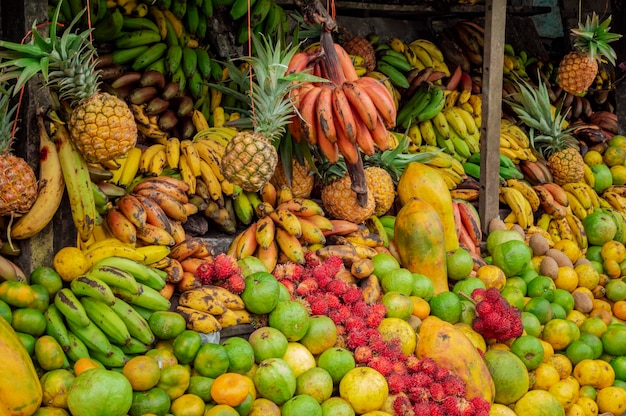 Estante de muchas frutas frescas, puesto de frutas frescas, concepto de frutas y alimentos saludables, venta de diversas frutas