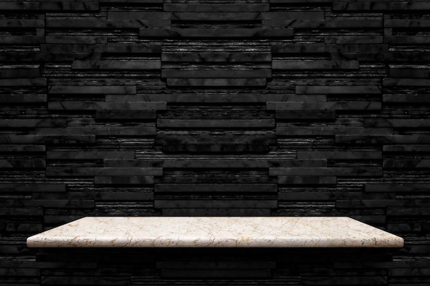 Estante de piedra de mármol blanco vacío en el fondo de pared de azulejos de mármol de capa negra