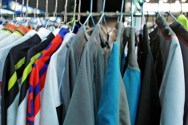 Estante con ropa en exhibición de bicicletas en la sala de exposición