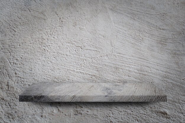 Estante vacío sobre fondo de muro de hormigón gris