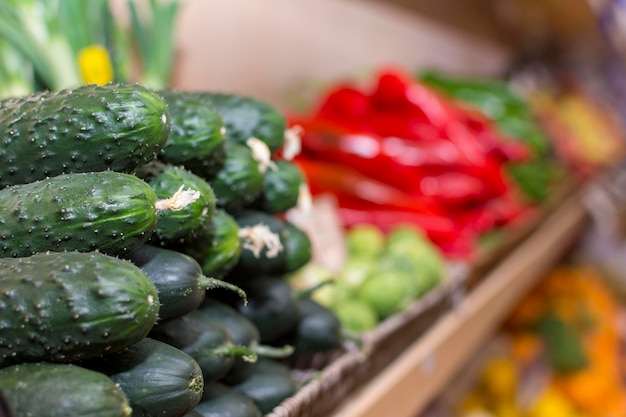 Un estante de verduras en el mercado.