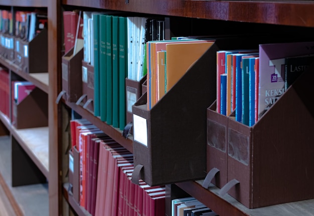 Estantería con libros en una biblioteca de la Biblioteca Nacional de Finlandia