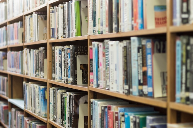 Foto estantería de libros en biblioteca