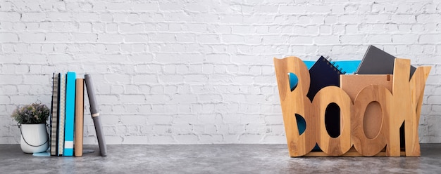 estantería con libros en caja de madera en la pared de ladrillo