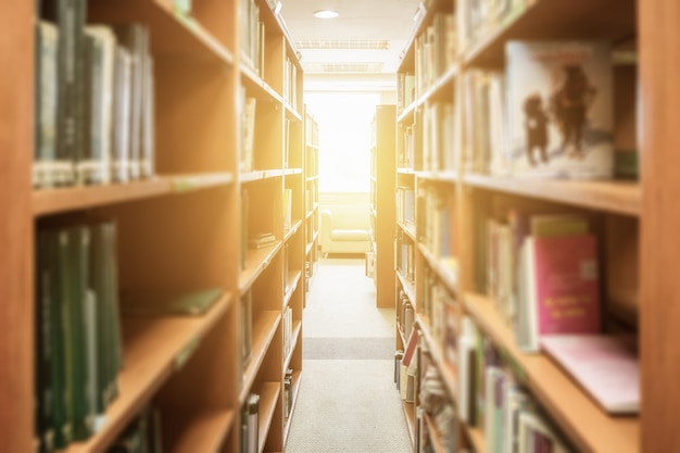 Estantería de madera clase recta en biblioteca