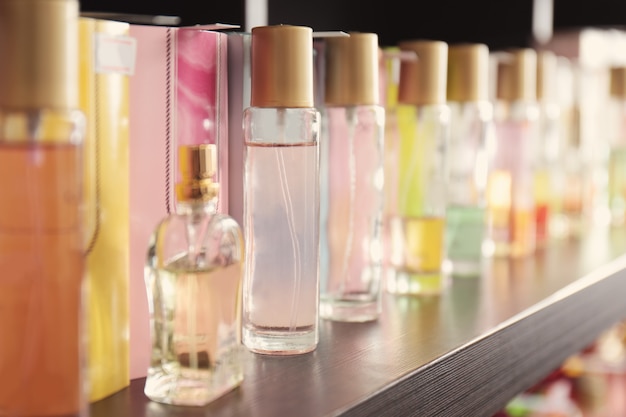 Foto estanterías con diferentes perfumes en tienda moderna