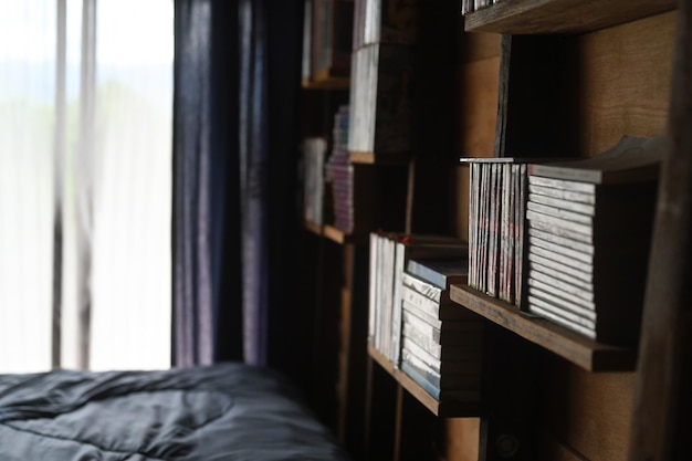 Estanterías de madera llenas de libros en un dormitorio cómodo