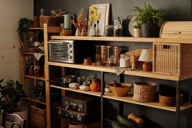 Foto estanterías de madera con utensilios de cocina, verduras maduras y otros objetos