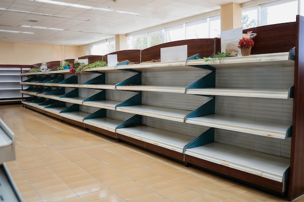 Foto estanterías vacías de las tiendas de comestibles a la luz del día