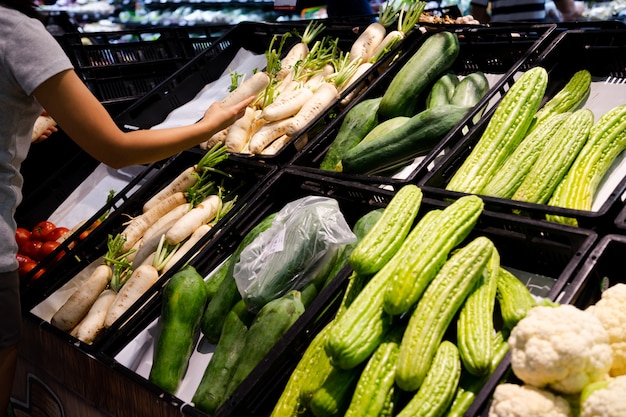 Estanterías de verduras en maket.