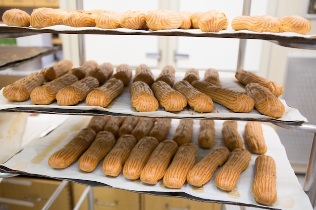 Foto estantes con baguettes francesas al horno en la exhibición de panadería