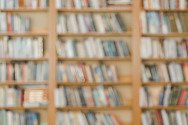 Foto estantes de livros borradas na biblioteca