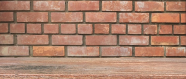 Estantes de madera y fondo de pared de ladrillo para poner producto