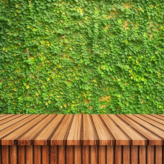 Foto estantes de madera superiores vacíos o tabla en fondo de la pared de las hojas.