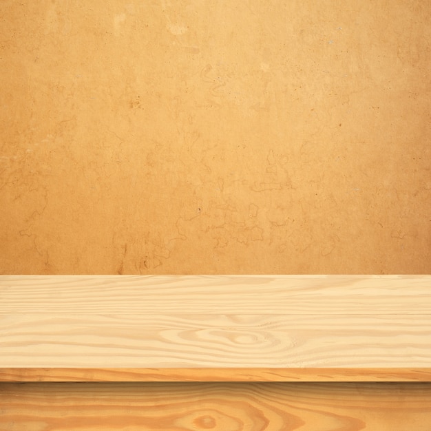 Estantes de madera superiores vacíos o tabla en fondo de la pared.